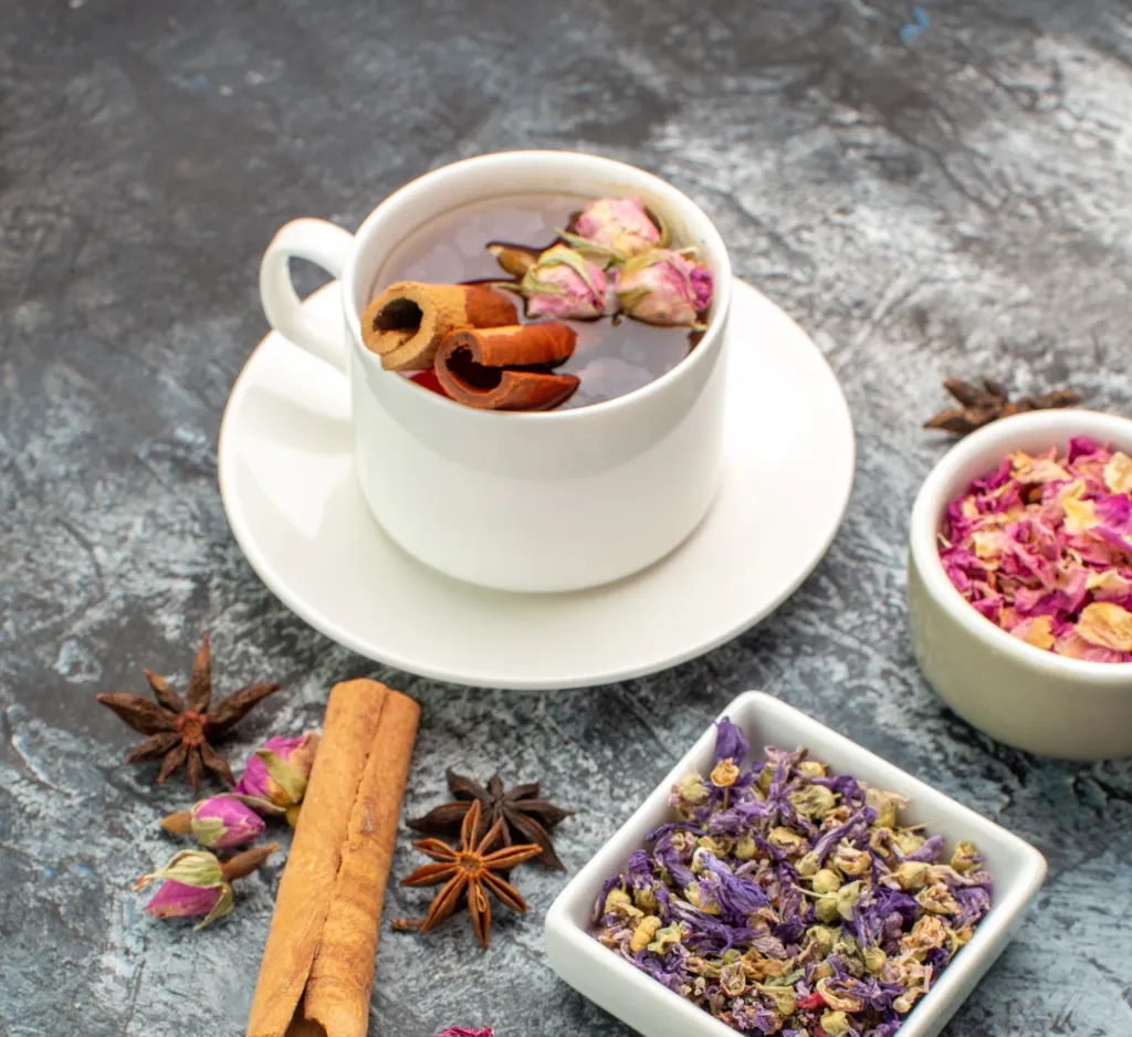 tisane-avec-bols-de-fleurs-seches-sur-fond-gris.webp